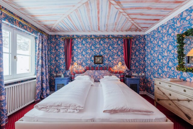 Bunt und gemütlich eingerichtetes Hotelzimmer im Hotel Edelweiss in Lech/Zürs am Arlberg, ideal für Ihren Aufenthalt.