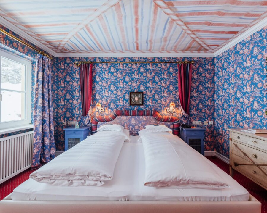 Bunt und gemütlich eingerichtetes Hotelzimmer im Hotel Edelweiss in Lech/Zürs am Arlberg, ideal für Ihren Aufenthalt.