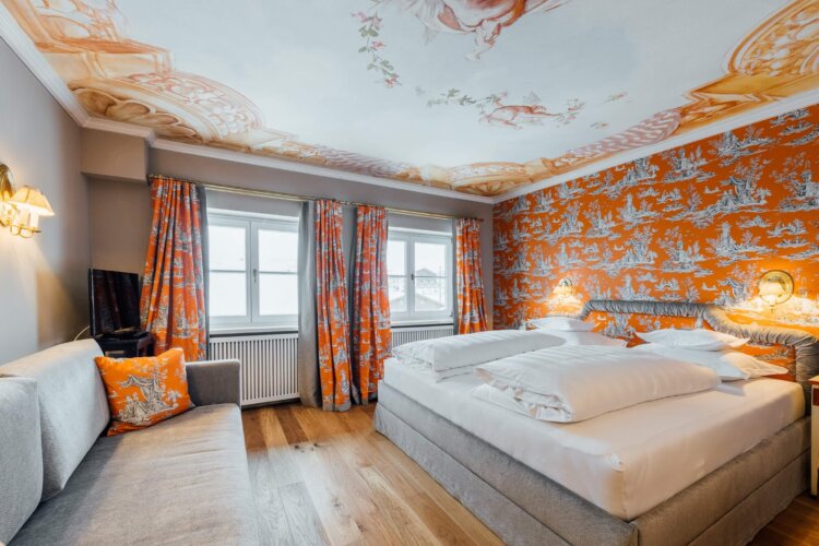 Elegantes Zimmer im Hotel Edelweiss, Lech/Zürs, mit stilvollem Dekor und schönem Blick aus dem Fenster.