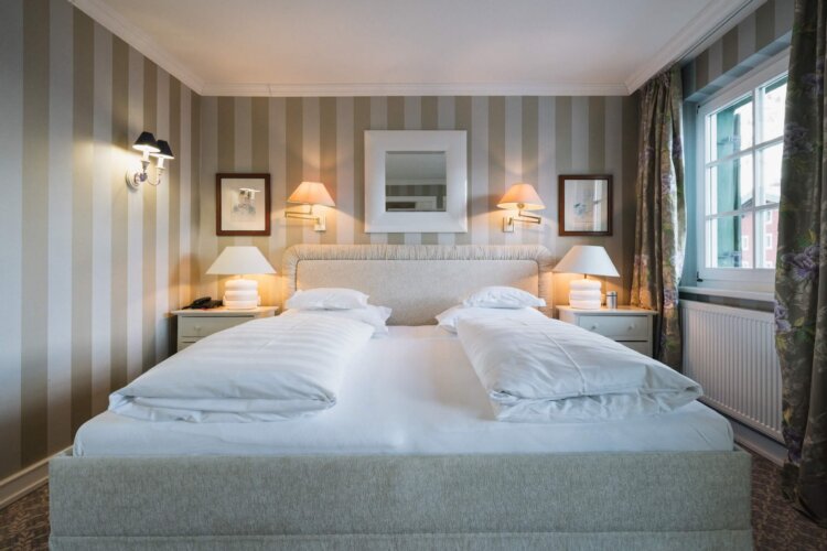 Gemütliches Hotelzimmer im Hotel Edelweiss mit Doppelbett, eleganter Einrichtung und hellem Ambiente in Lech.