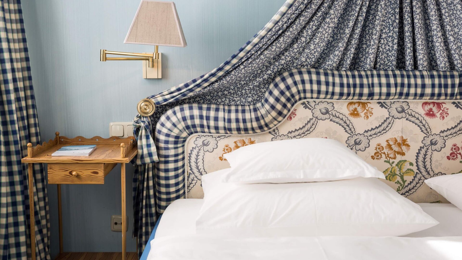 Elegantes Zimmer im Hotel Edelweiss mit stilvollem Bett, klassischer Wandgestaltung und modernem Licht. Ideal für Erholung.