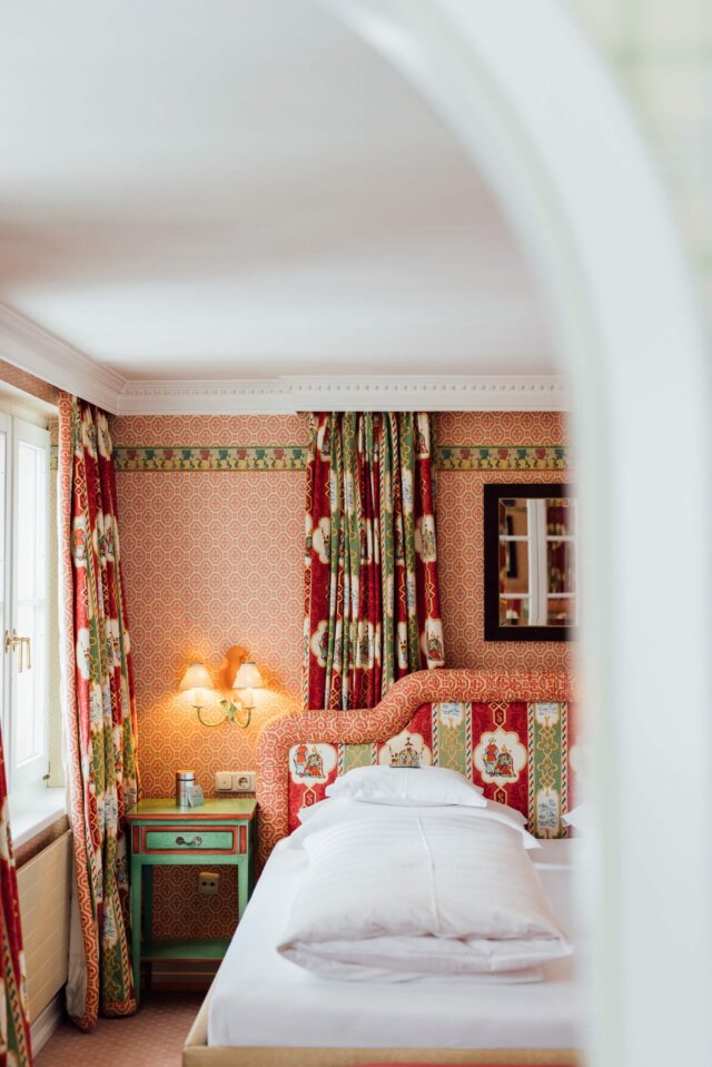 Gemütliches Hotelzimmer im Hotel Edelweiss mit traditioneller Dekoration und warmen Farben in Lech/Zürs am Arlberg.