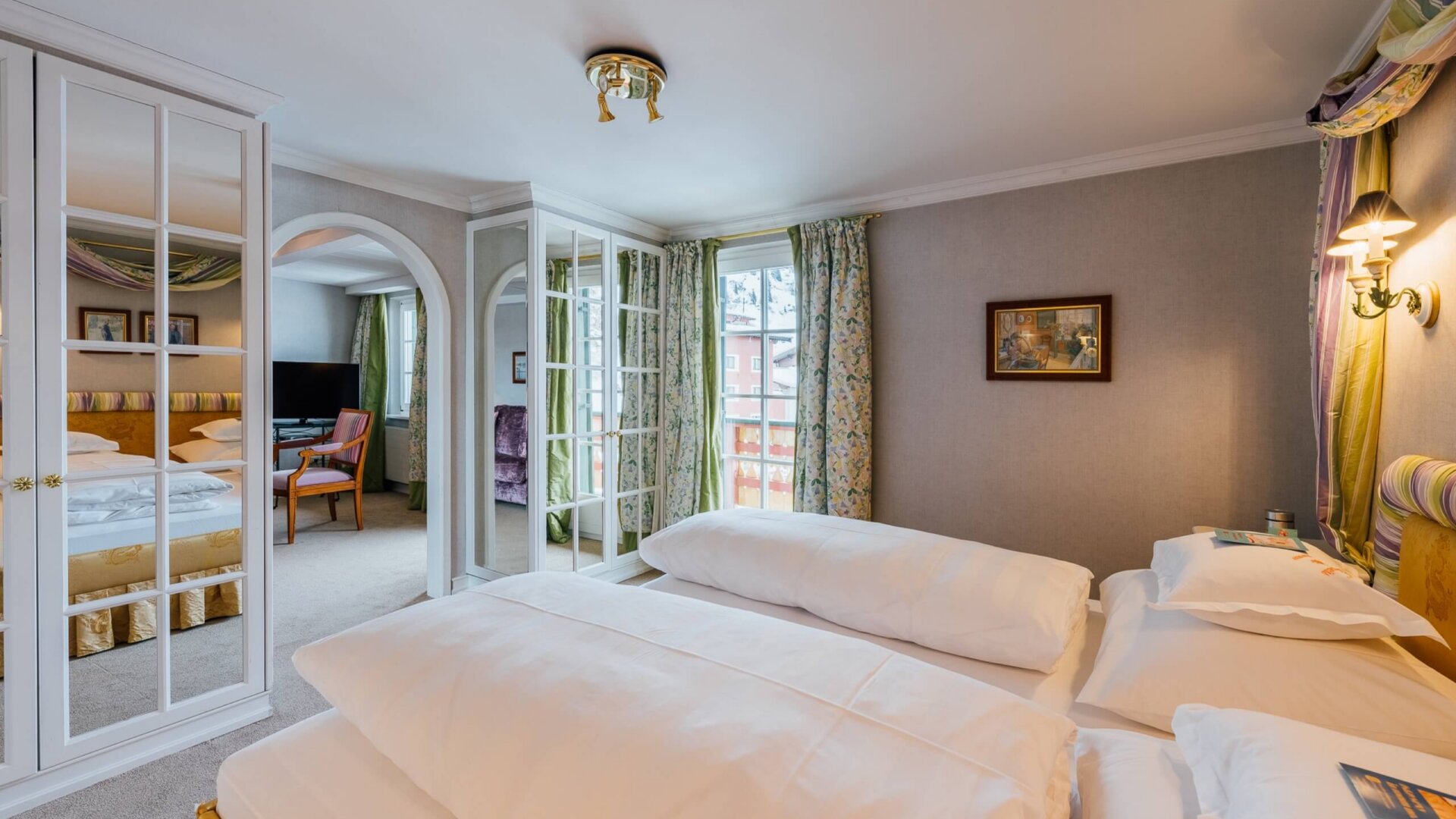 Gemütliches Doppelzimmer im Hotel Edelweiss in Lech mit herrlichem Blick und stilvollem Interieur.