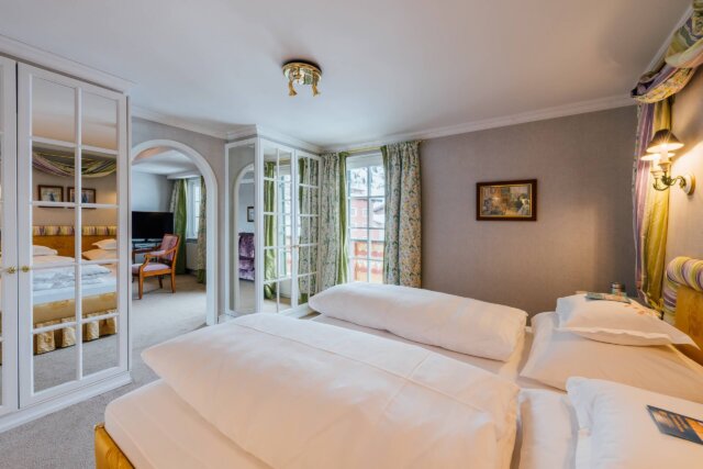 Gemütliches Doppelzimmer im Hotel Edelweiss in Lech mit herrlichem Blick und stilvollem Interieur.