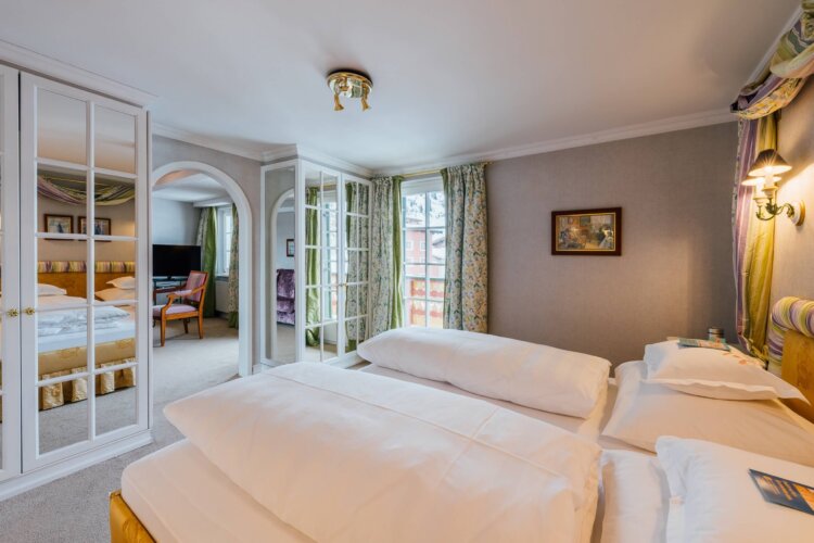 Gemütliches Doppelzimmer im Hotel Edelweiss in Lech mit herrlichem Blick und stilvollem Interieur.