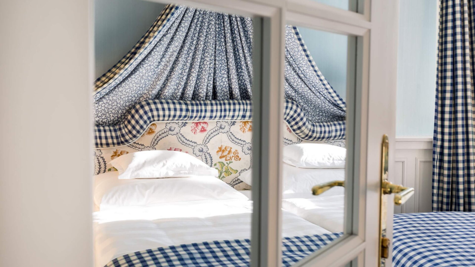 Gemütliches Doppelzimmer im Hotel Edelweiss mit eleganter Bettwäsche und stilvollen Vorhängen in Lech/Zürs.
