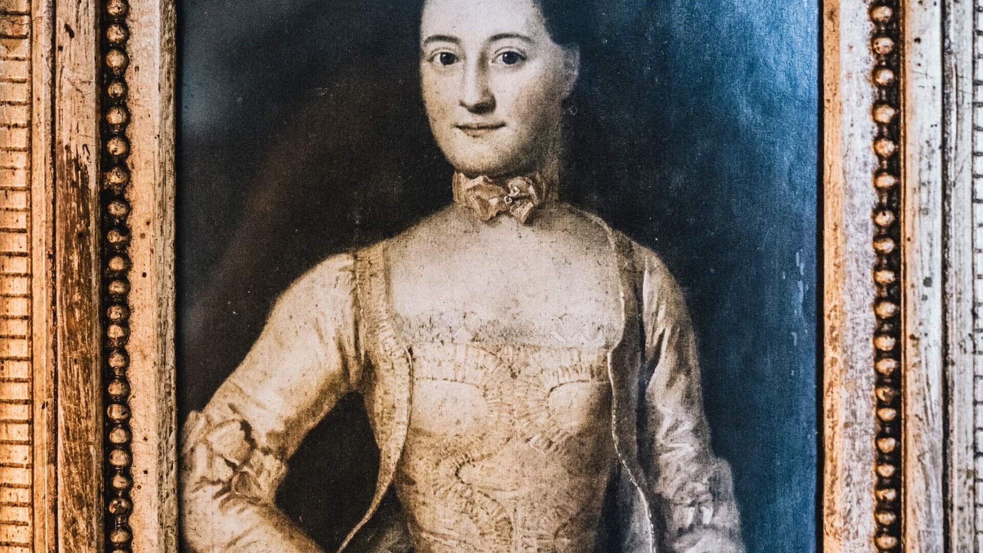Porträt einer elegant gekleideten Frau aus vergangener Zeit, im Hotel Edelweiss in Lech/Zürs am Arlberg zu sehen.