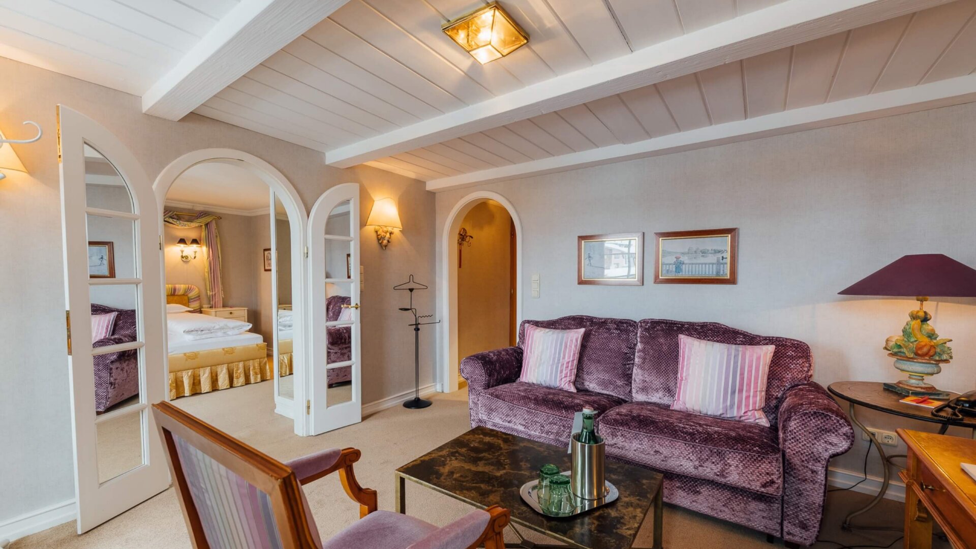 Gemütliches Zimmer im Hotel Edelweiss, Lech/Zürs am Arlberg, mit eleganter Einrichtung und Blick auf den Schlafbereich.
