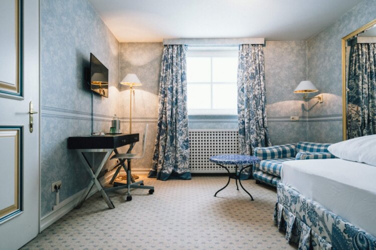 Elegantes Hotelzimmer im Hotel Edelweiss, Lech/Zürs, mit stilvollem Interieur und gemütlicher Atmosphäre.