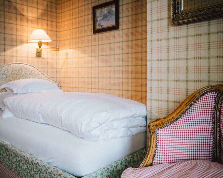 Gemütliches Hotelzimmer im Hotel Edelweiss, Lech/Zürs, mit eleganten Details und bequemen Betten.