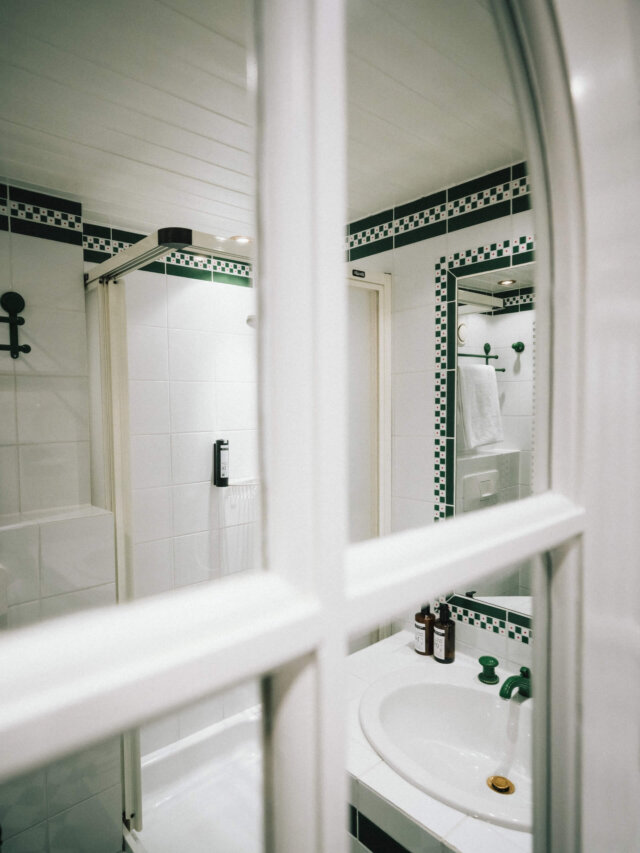 Elegantes Badezimmer im Hotel Edelweiss mit Dusche, Spiegel und stilvollen Accessoires für entspannende Momente.