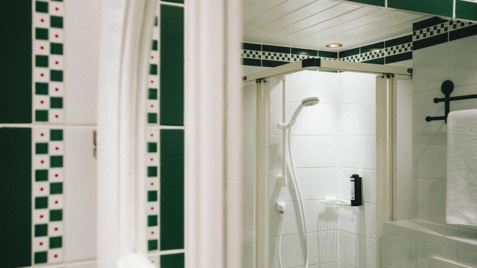 Modernes Badezimmer im Hotel Edelweiss mit eleganten Fliesen und einem komfortablen Duschbereich in Lech/Zürs.