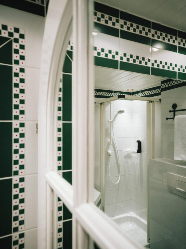 Modernes Badezimmer im Hotel Edelweiss mit eleganten Fliesen und einem komfortablen Duschbereich in Lech/Zürs.