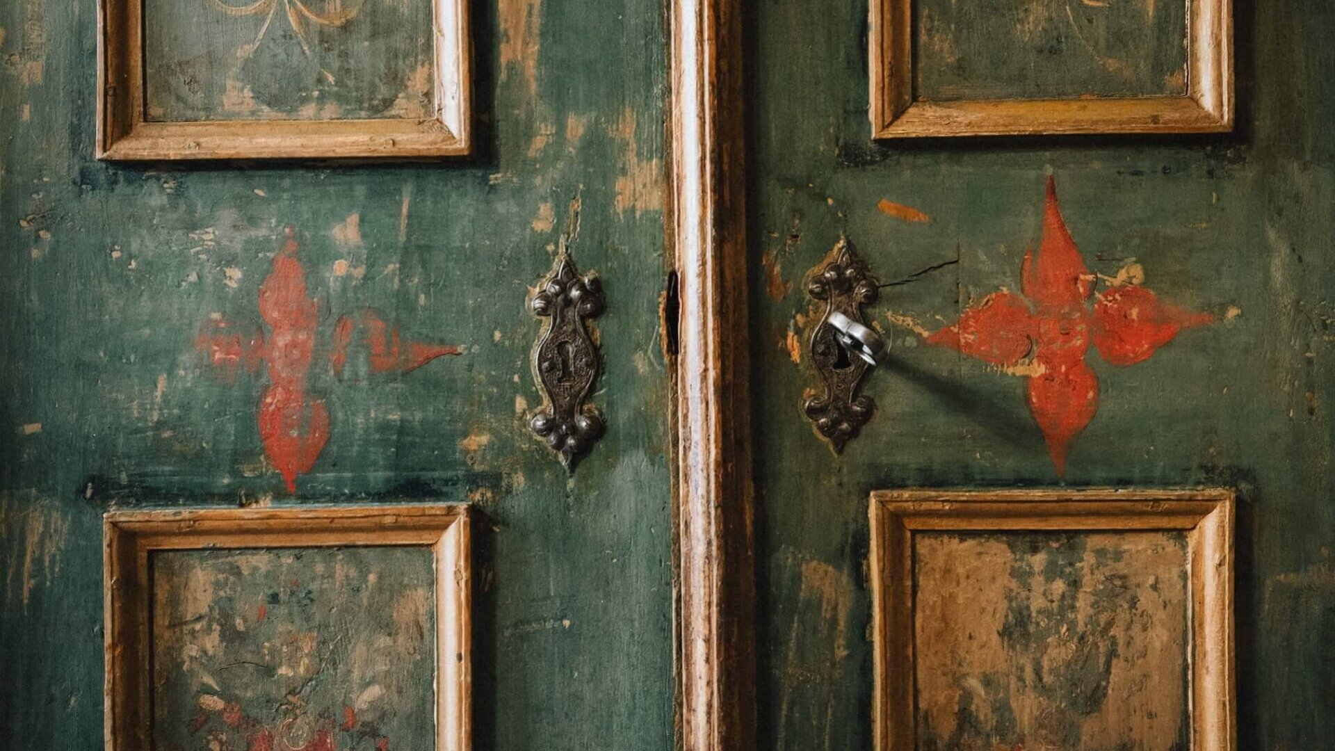Rustikale, kunstvoll verzierte Holztüren im Hotel Edelweiss, Lech/Zürs am Arlberg mit vintage Flair.