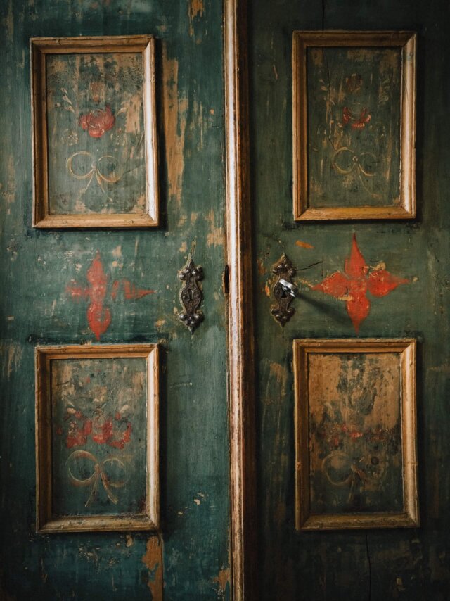 Rustikale, kunstvoll verzierte Holztüren im Hotel Edelweiss, Lech/Zürs am Arlberg mit vintage Flair.