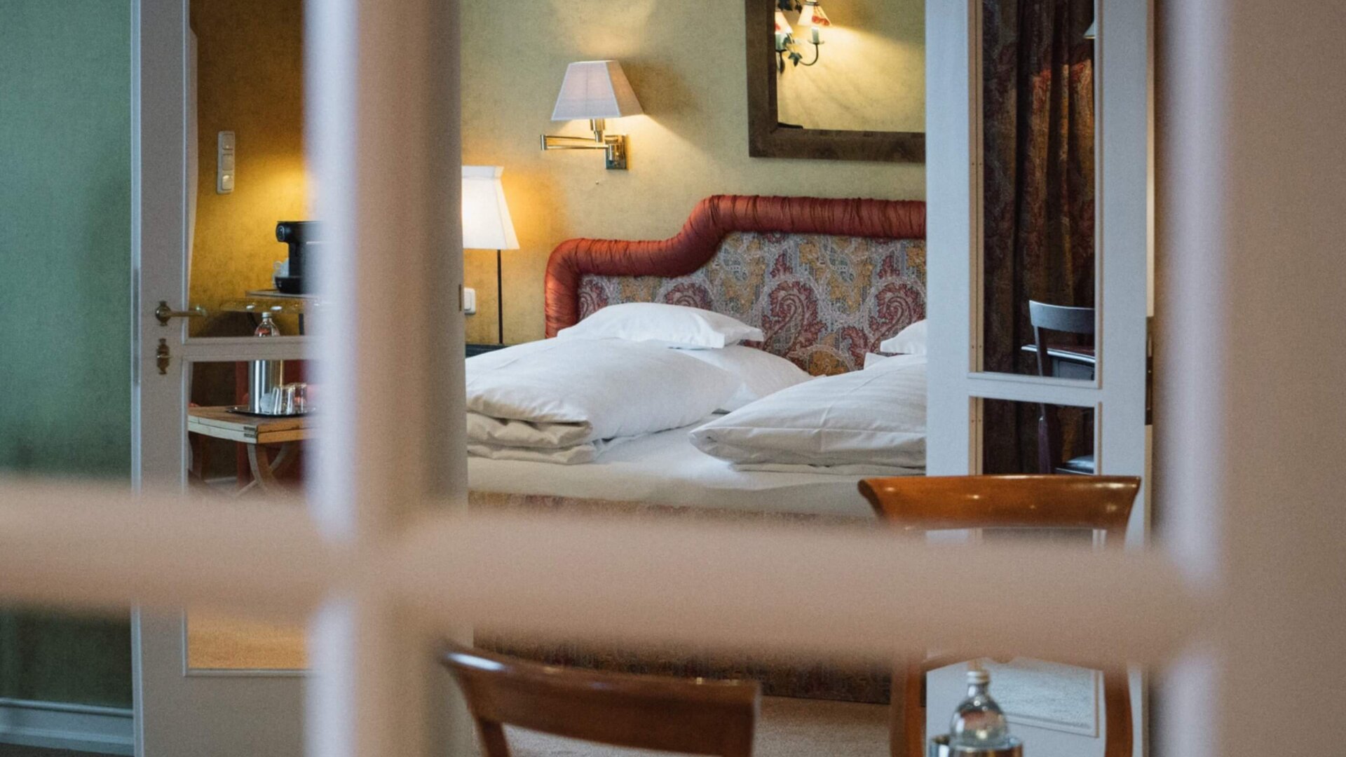 Gemütliches Hotelzimmer im Hotel Edelweiss, Lech/Zürs, mit stilvollem Interieur und angenehmer Beleuchtung.