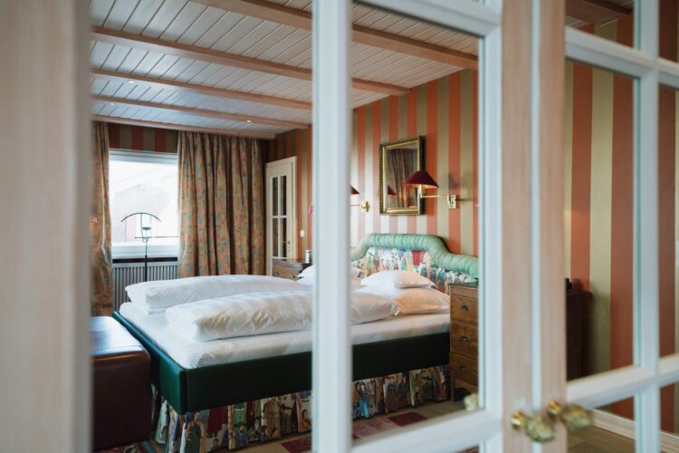 Gemütliches Doppelzimmer im Hotel Edelweiss in Lech, mit stilvollem Design und Blick auf die umliegenden Berge.