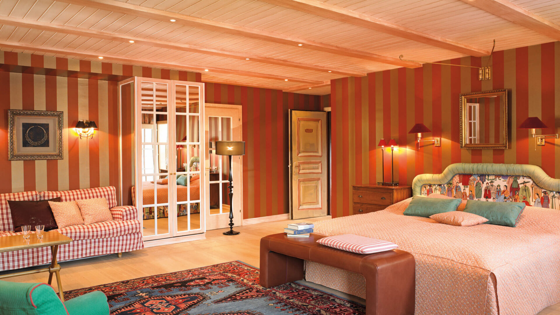 Gemütliches Zimmer im Hotel Edelweiss Lech/Zürs mit stilvoller Einrichtung und warmen Farben.