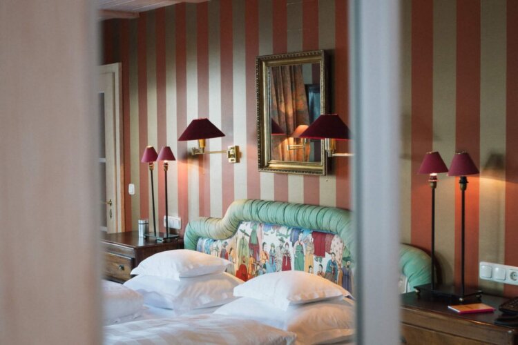 Gemütliches Schlafzimmer im Hotel Edelweiss in Lech/Zürs, stilvoll mit bunten Akzenten und modernen Annehmlichkeiten.