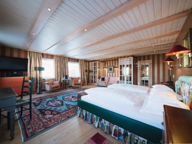 Helles, stilvolles Hotelzimmer im Hotel Edelweiss mit gemütlicher Einrichtung und warmen Farbtönen in Lech/Zürs.