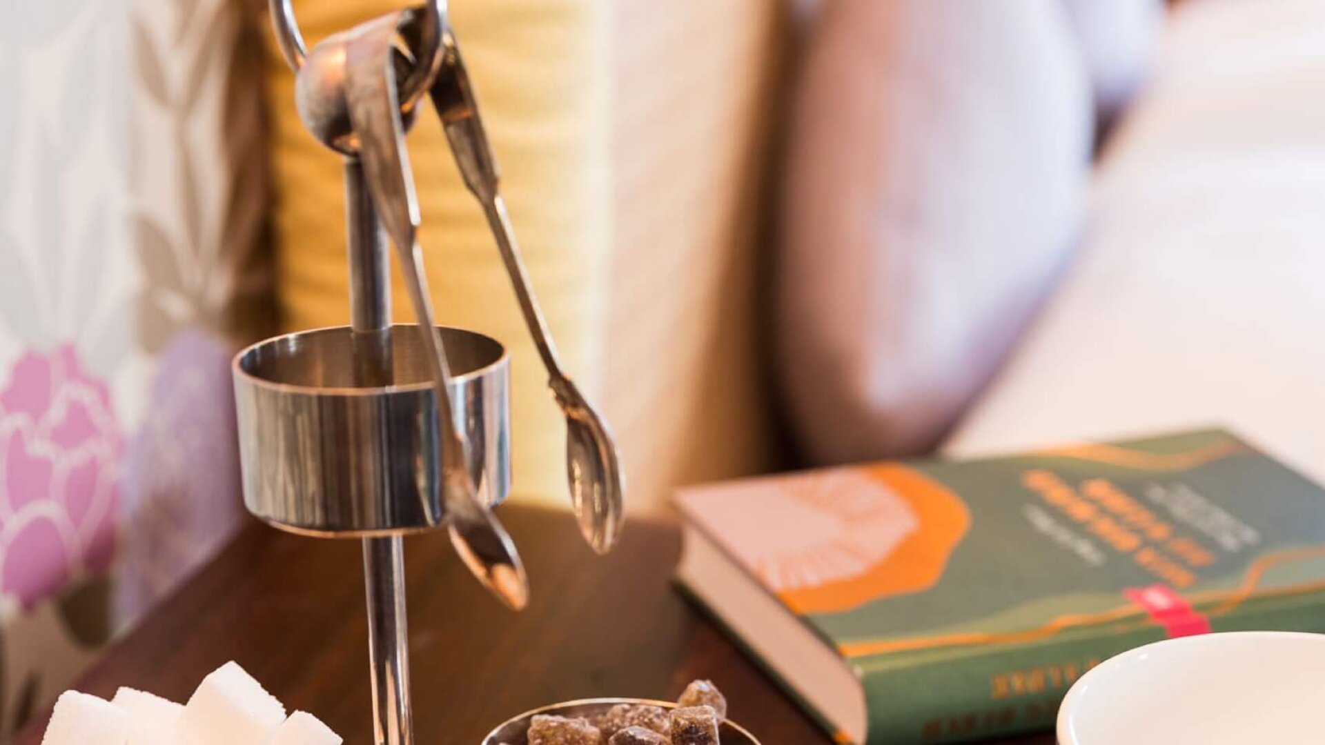 Kaffeegedeck im Hotel Edelweiss in Lech/Zürs: Zuckerwürfel und Bonbons auf einem eleganten Tisch.