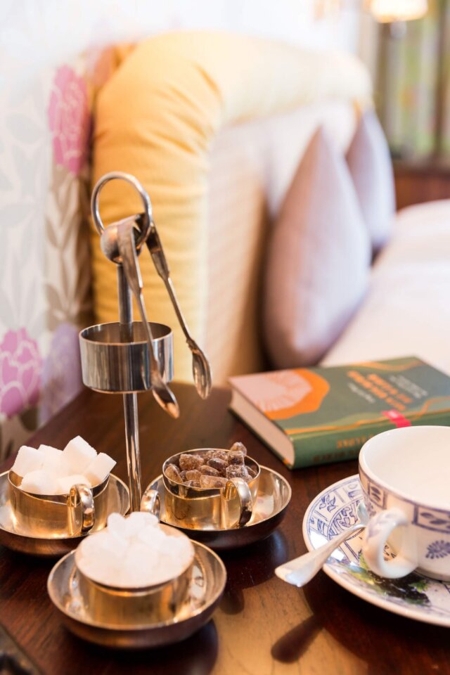 Kaffeegedeck im Hotel Edelweiss in Lech/Zürs: Zuckerwürfel und Bonbons auf einem eleganten Tisch.