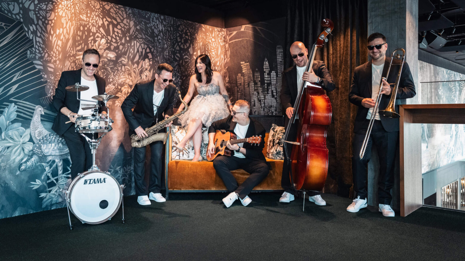 Musikgruppe mit verschiedenen Instrumenten in stilvollem Ambiente des Hotels Edelweiss in Lech/Zürs am Arlberg.