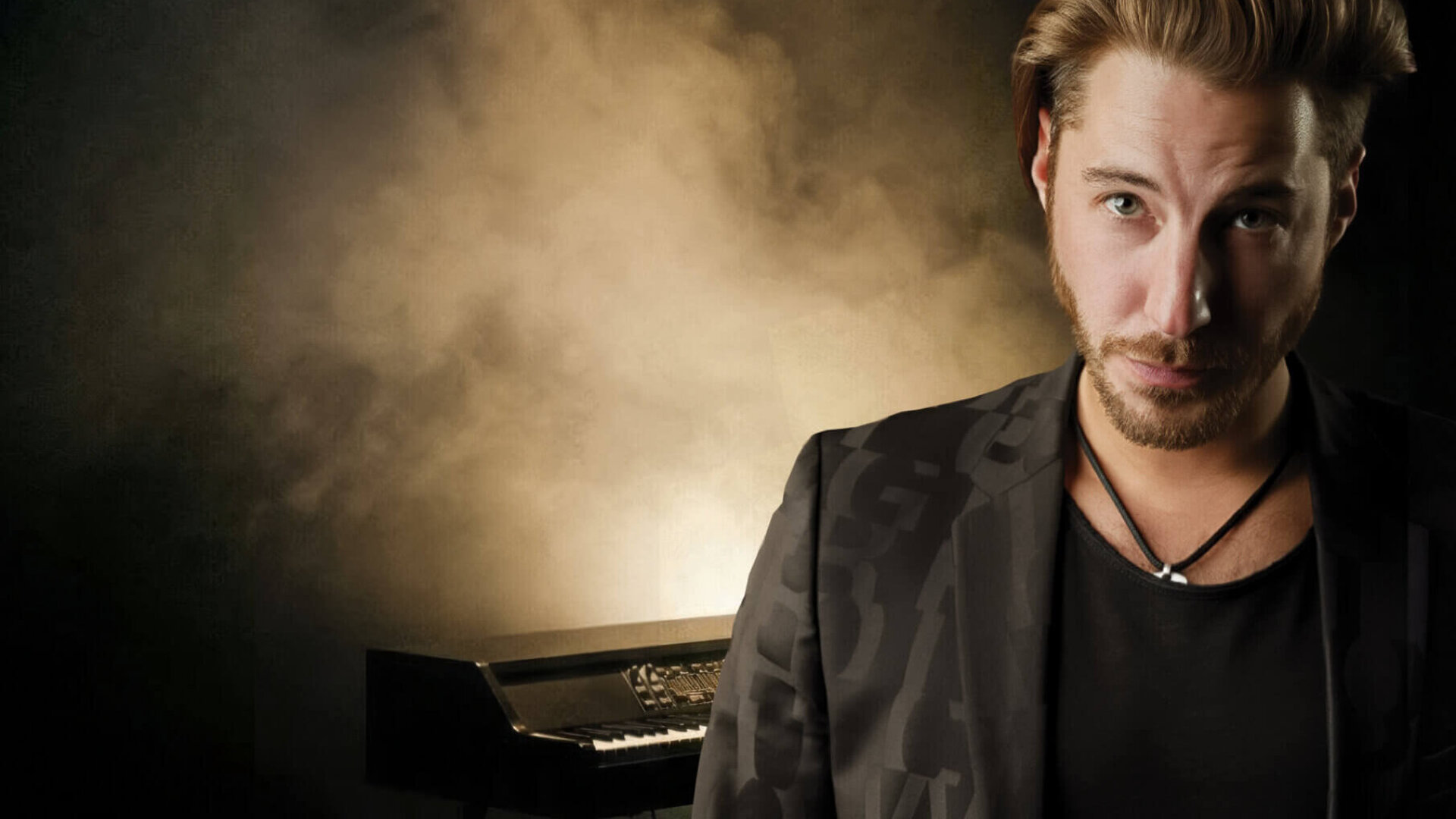 Musikabend im Hotel Edelweiss: Stilvoll gekleideter Mann vor einem Klavier, umgeben von sanften Lichtern und Rauch.
