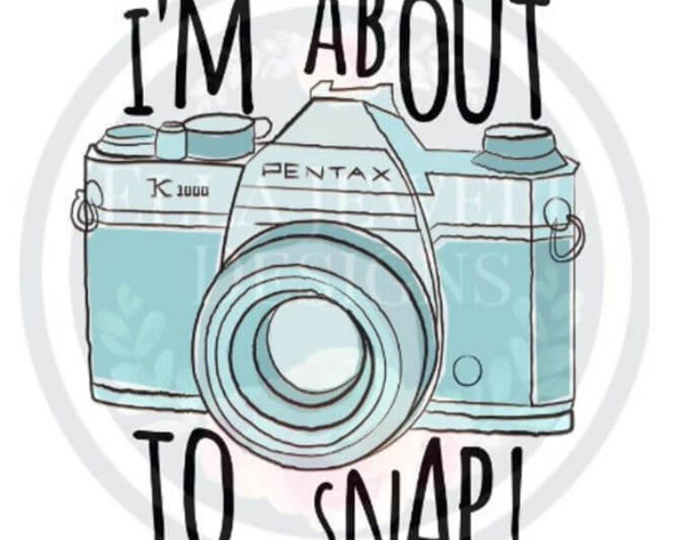 Illustration einer Kamera mit dem Text „I'm about to snap!“, passend für kreative Inhalte im Hotel Edelweiss, Lech/Zürs.
